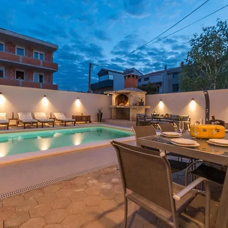 Apartment Pavla With Pool