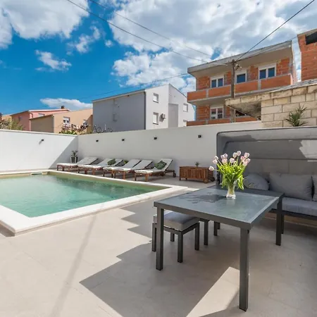 Apartment Pavla With Pool