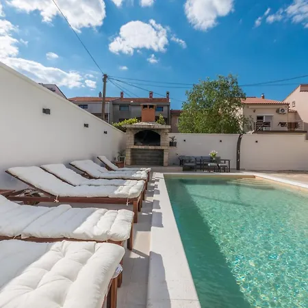 Pavla With Pool Apartment Zadar