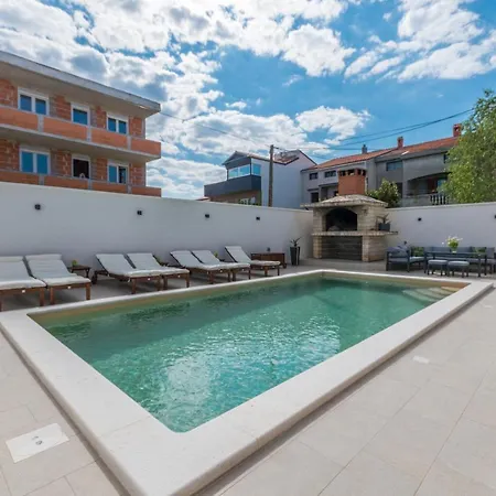 Apartment Pavla With Pool