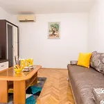 Apartman Pavla With Pool Zadar