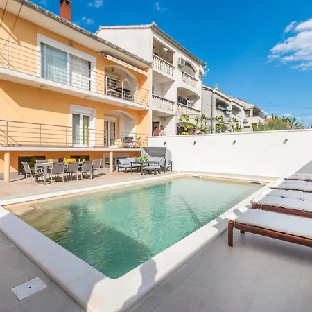 Apartment Pavla With Pool