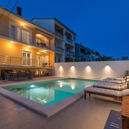 Apartment Pavla With Pool