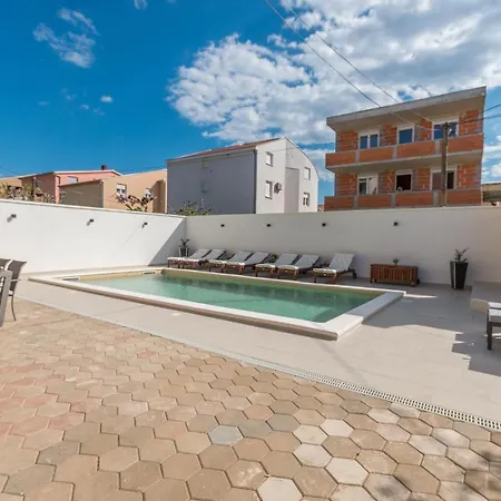 Pavla With Pool Задар