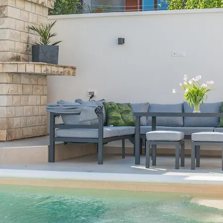 Apartment Pavla With Pool