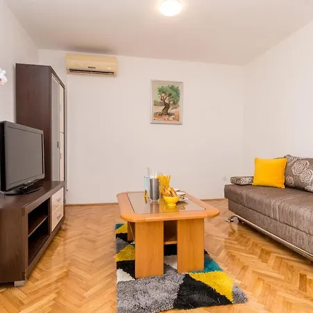 Apartment Pavla With Pool