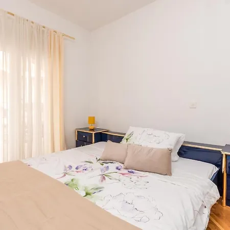 Apartment Pavla With Pool