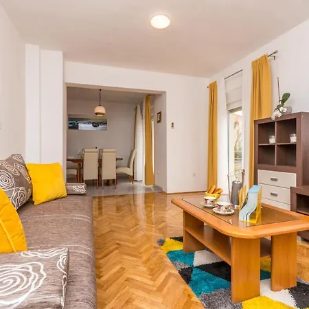 Apartment Pavla With Pool