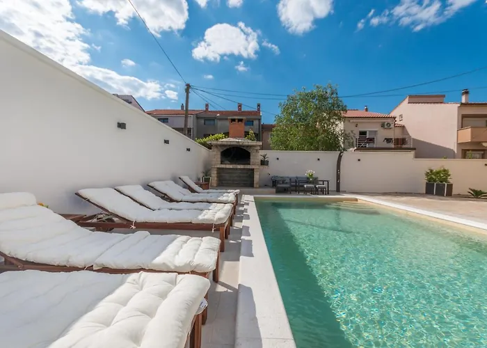 Pavla With Pool Apartament Zadar