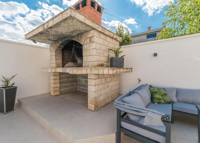 Pavla With Pool Задар